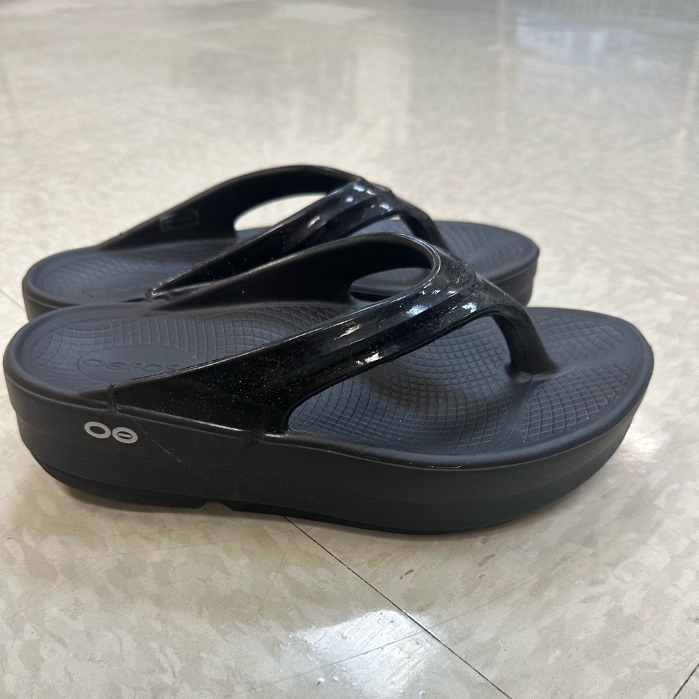 OOFOS Oomega Thong Sandal Womens Shoes (SIZE 7 BLACK)